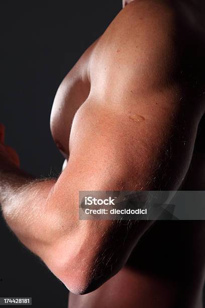 남자 인물 사진 근육질의 검은 배경기술 근육질 체격에 대한 스톡 사진 및 기타 이미지 - 근육질 체격, 남자, 몸 가꾸기