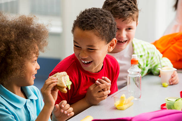 młodych studentów znajdować w porze lunchu zabawne - school lunch lunch child healthy eating zdjęcia i obrazy z banku zdjęć