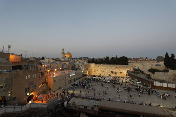 еврейские молитвы на стене плача в старом городе иерусалима на закате - jerusalem middle east city стоковые фото и изображения