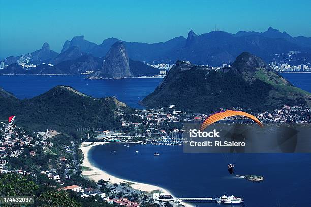 Foto de Voando Pelo Paraíso e mais fotos de stock de Brasil - Brasil, Esporte, Fotografia - Imagem
