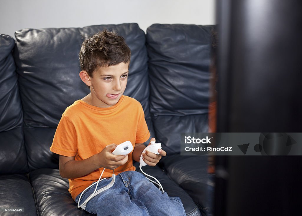 소년만 관여하는 비디오 게임의 장면을 연상시키며 흥미롭고 환상적인 분위기를 - 로열티 프리 주황색 스톡 사진