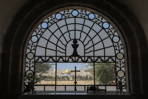 jerusalemer altstadt felsenkreuz am kirchenfenster - jerusalem old city middle east religion travel locations stock-fotos und bilder