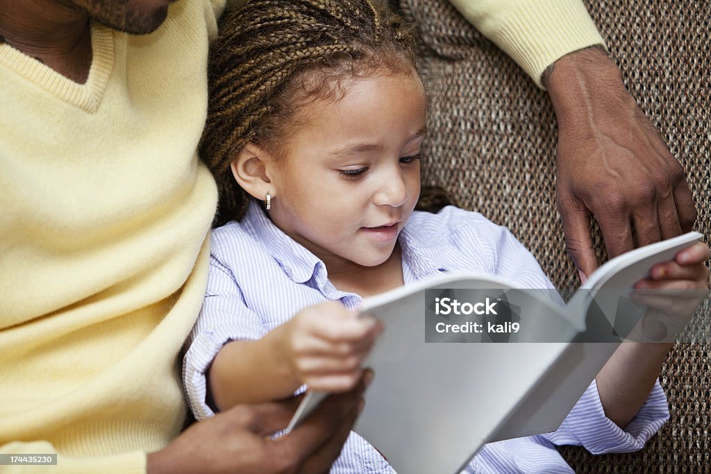 Kleines Mädchen mit Vater lesen - Lizenzfrei Afro-amerikanischer Herkunft Stock-Foto