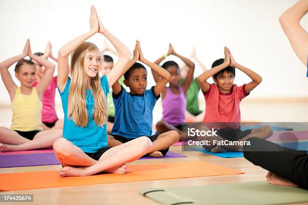 Yoga Per Bambini - Fotografie stock e altre immagini di 10-11 anni - 10-11 anni, 12-13 anni, 8-9 anni