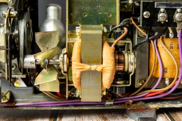 detalle del motor de un antiguo proyector de cine de 8mm - 8mm film projector fotografías e imágenes de stock