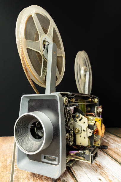 antiguo proyector de cine en casa de 8 mm - 8mm film projector fotografías e imágenes de stock