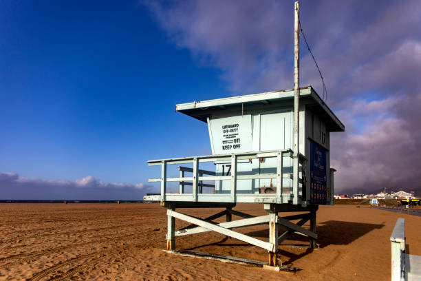 zamknięta chata ratownika w mieście santa monica w stanie kalifornia w stanach zjednoczonych ameryki. - lifeguard santa monica beach city of los angeles beach zdjęcia i obrazy z banku zdjęć