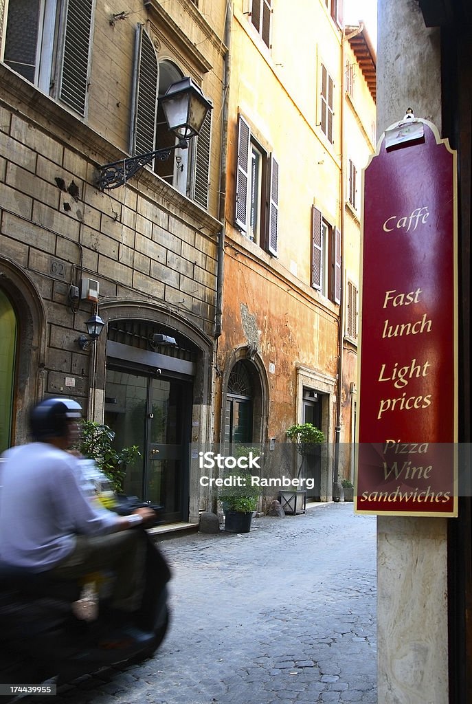 Roma-Vespa passa un cafe - Foto stock royalty-free di Roma - Città