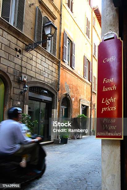 Romavespa Passa Un Cafe - Fotografie stock e altre immagini di Roma - Città - Roma - Città, Via, Acciottolato