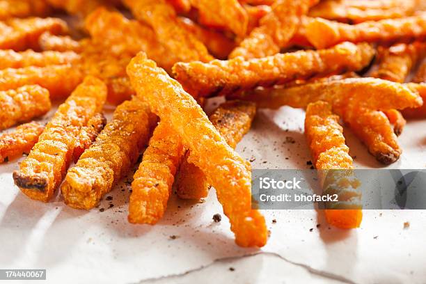 Organic Patate Dolci Fritte Cripsy - Fotografie stock e altre immagini di Alimentazione sana - Alimentazione sana, Arancione, Arrosto - Cibo cotto