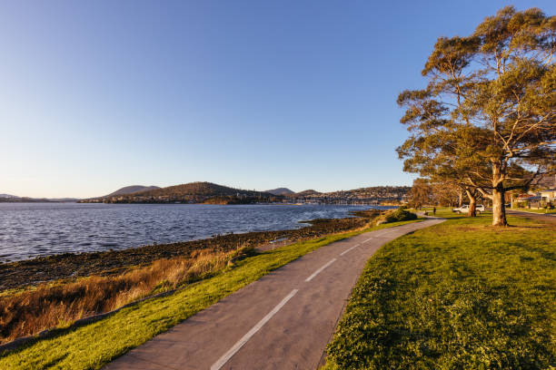 clarence foreshore w hobart, tasmania, australia - derwent river zdjęcia i obrazy z banku zdjęć