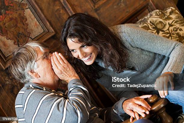 Foto de Avó Whispering De Uma Mulher e mais fotos de stock de Família de várias gerações - Família de várias gerações, 70 anos, Adulto