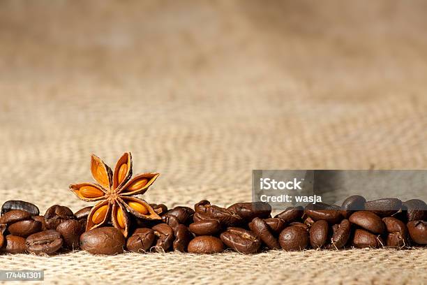 Foto de Café E Anis Em Sackcloth Com Copyspace e mais fotos de stock de Agricultura - Agricultura, Amontoamento, Aniagem de Cânhamo