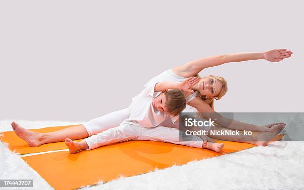 Bellissima Giovane Madre Con Il Figlio Pratiche Yoga - Fotografie stock e altre immagini di Adulto