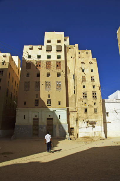 la città dei grattacieli medievali shibam, wadi hadramaut, yemen - editorial famous place vertical manhattan foto e immagini stock