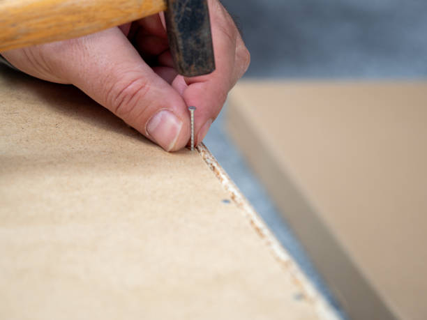 un hombre está haciendo un trabajo de montaje de muebles. - wood laminate flooring floor nail hammer fotografías e imágenes de stock