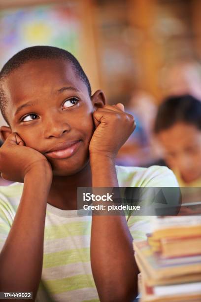 Sognando Il Futuro - Fotografie stock e altre immagini di Afro-americano - Afro-americano, Bambini maschi, Distrarre lo sguardo