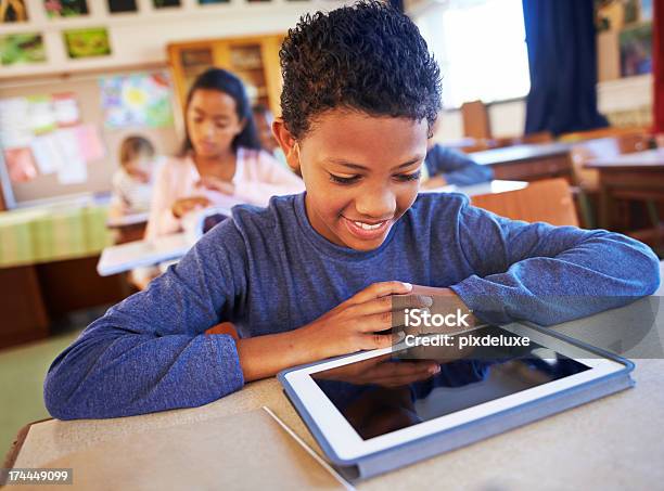 Aprender Através Da Internet - Fotografias de stock e mais imagens de Tablet digital - Tablet digital, Edifício escolar, Educação