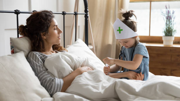 niña pequeña jugando al médico con la joven mamá - bed hospital prognosis patient fotografías e imágenes de stock