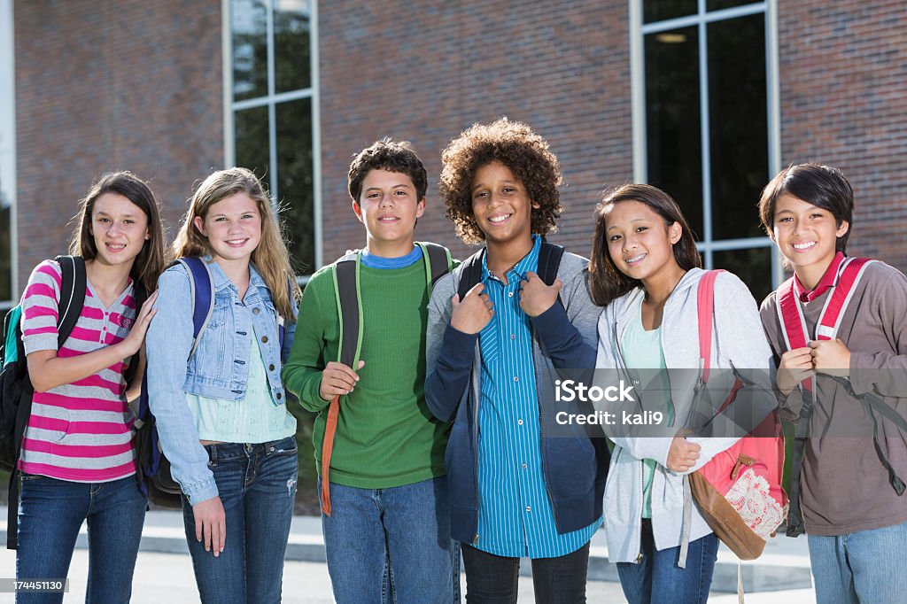 Os estudantes em pé no lado de fora do edifício - Foto de stock de Criança royalty-free