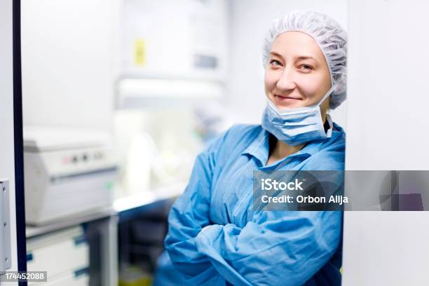 Donna Che Lavora Nel Laboratorio Scientifico - Fotografie stock e altre immagini di Macchinario - Macchinario, Ospedale, 20-24 anni