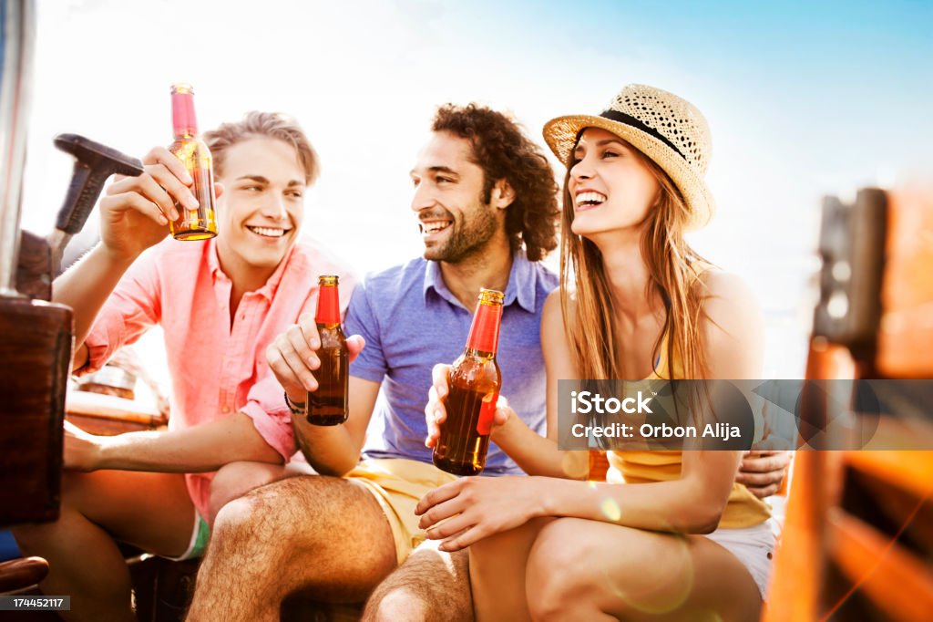 Amis dans un bateau - Photo de Bière libre de droits