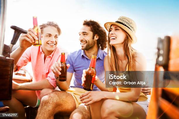 Foto de Amigos Em Um Barco e mais fotos de stock de Cerveja - Cerveja, Veículo Aquático, 20-24 Anos