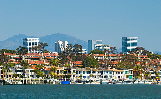 newport beach skyline und häuser - newport beach california orange county house stock-fotos und bilder