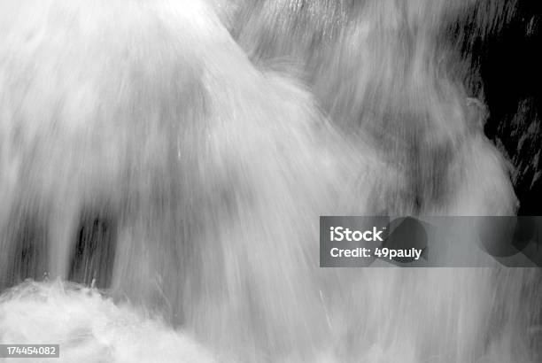 Água Corrente - Fotografias de stock e mais imagens de Ao Ar Livre - Ao Ar Livre, Beleza natural, Cascata