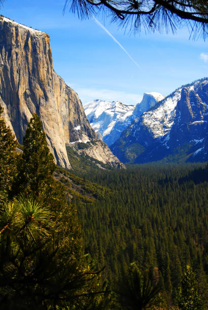 yosemite valley california - mist mountain range californian sierra nevada cliff imagens e fotografias de stock