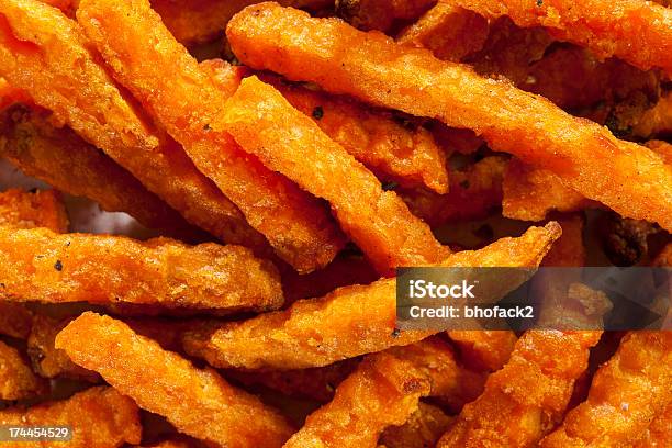 Cripsy Orgánicos Batatas Fritas Foto de stock y más banco de imágenes de Al horno - Al horno, Alimento, Alimentos cocinados