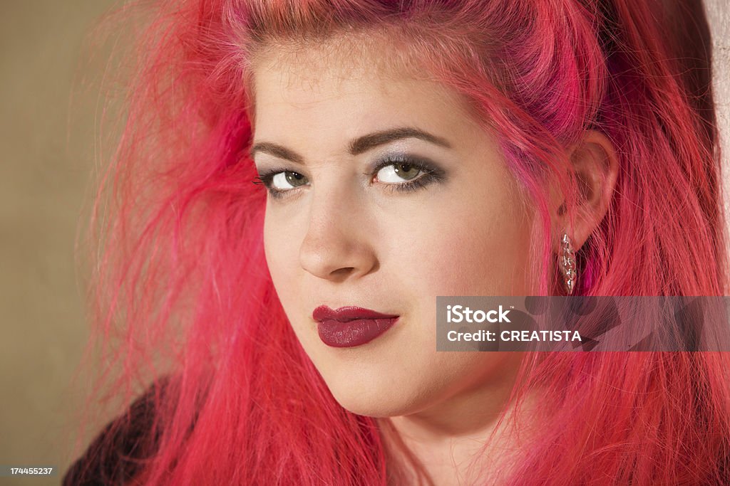 Confiant Teen avec Cheveux teints en rose - Photo de A la mode libre de droits
