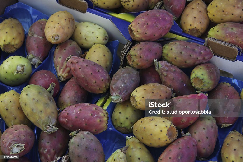 Cactus figos em um mercado - Foto de stock de Amarelo royalty-free