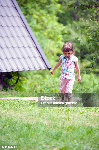 Sommer Kind Stockfoto und mehr Bilder von 2-3 Jahre - 2-3 Jahre, Blick nach oben, Ein Mädchen allein