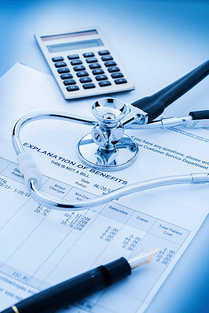 el cálculo de los gastos de atención médica - healthcare and medicine bill claim form insurance fotografías e imágenes de stock