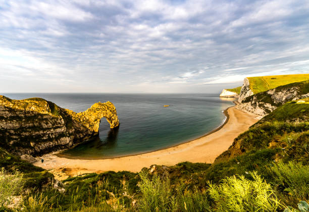 юрское побережье на юге англии - durdle door стоковые фото и изображения