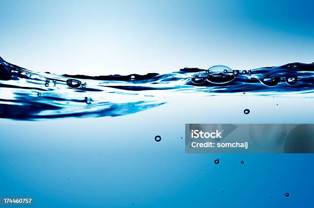 Ondas De Agua En El Fondo Azul Foto de stock y más banco de imágenes de Agua - Agua, Aire libre, Azul