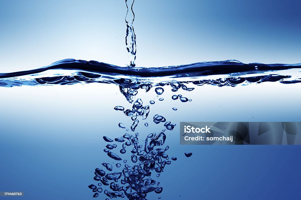 Onda di acqua su sfondo blu - Foto stock royalty-free di Acqua