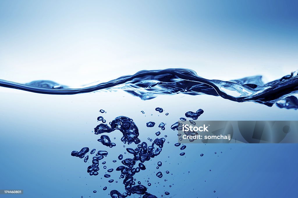 Ondas de agua en el fondo azul - Foto de stock de Agua libre de derechos