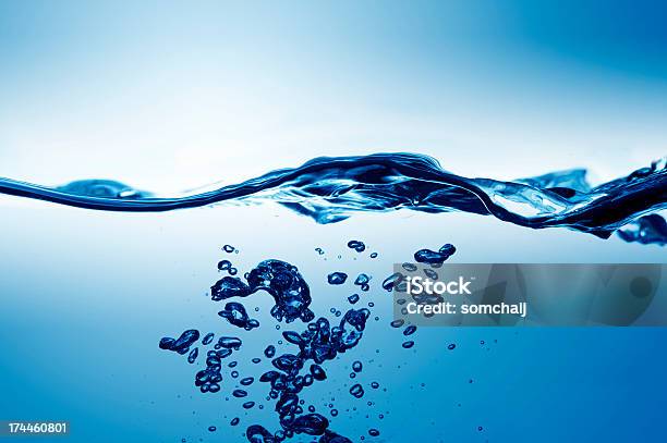 Ondas De Agua En El Fondo Azul Foto de stock y más banco de imágenes de Agua - Agua, Aire libre, Azul