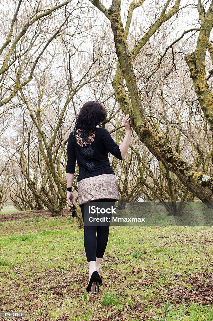 Menina bonita em sucursais - Royalty-free Adulto Foto de stock