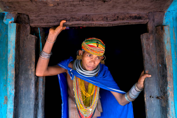 portrait d’une femme de la tribu bonda de la région indienne d’odisha. depuis 2012, l’inde a imposé des restrictions sur la possibilité de rendre visite à cette tribu. - asian tribal culture photos photos et images de collection