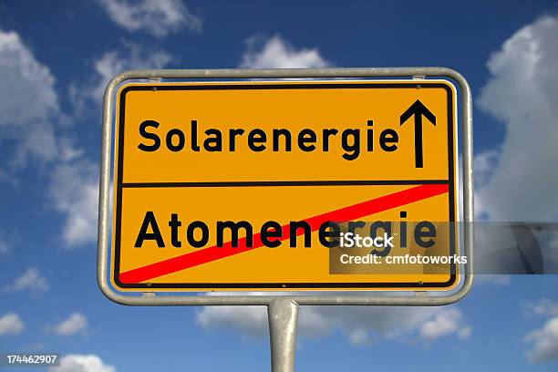 Foto de Sinal De Estrada Alemão De Energia Nuclear E Solar e mais fotos de stock de Energia Nuclear - Energia Nuclear, Energia solar, Alemanha