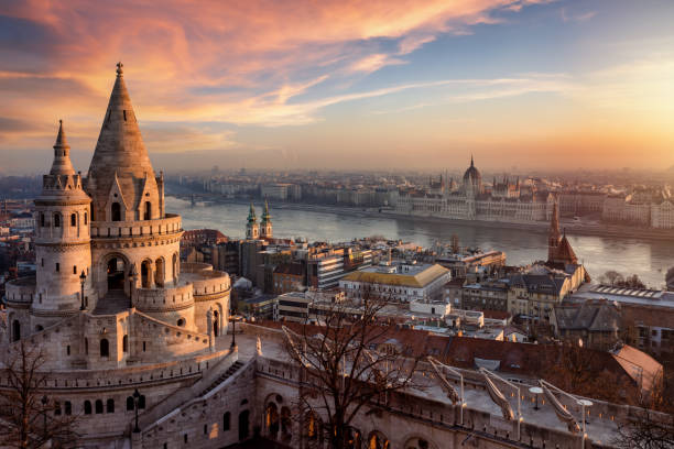 the fisherman's bastion from above with hungarian parliament building at sunrise - 漁夫稜堡 個照片及圖片檔