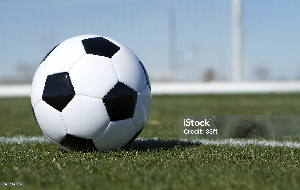 Bola de futebol perto da Baliza - Royalty-free Atividade Recreativa Foto de stock