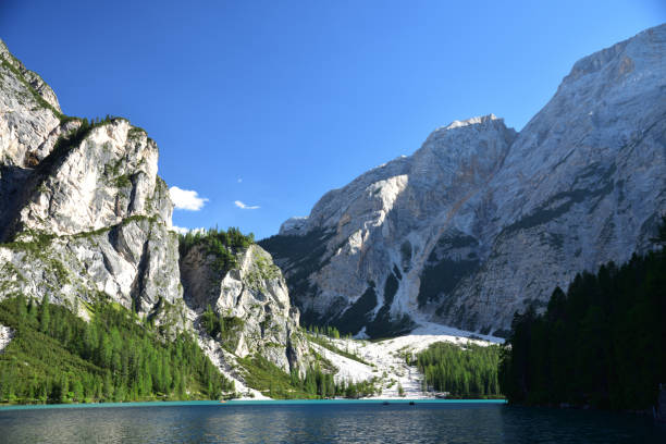 spiaggia tra le montagne rocciose. - screes foto e immagini stock