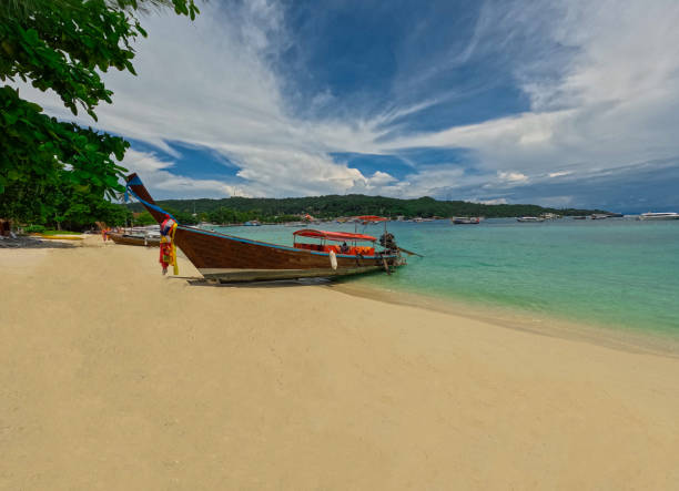 Phi Phi island one of the wonders of beauty just off the coast of phuket thailand. Phi phi island is famous for turquoise clear blue waters teaming with Corel reef fish white soft sand la isla de phi phi, una de las maravillas de la belleza frente a la costa de phuket, tailandia. la isla de phi phi es famosa por sus aguas azul turquesa y cristalinas que se combinan con los peces de arrecife de corel, la arena blanca y suave