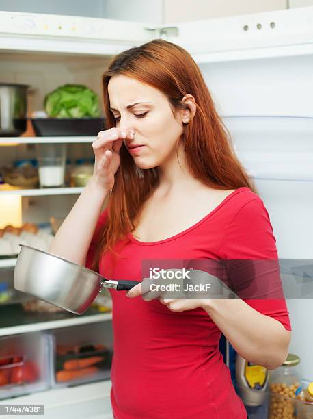 Mulher Em Vermelho Com Falta De Alimentos - Fotografias de stock e mais imagens de Cheiro desagradável - Cheiro desagradável, Frigorífico, 20-24 Anos