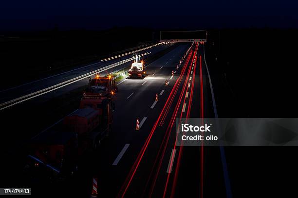 Strada Lavora Di Notte - Fotografie stock e altre immagini di Lavori stradali - Lavori stradali, Notte, Cantiere di costruzione