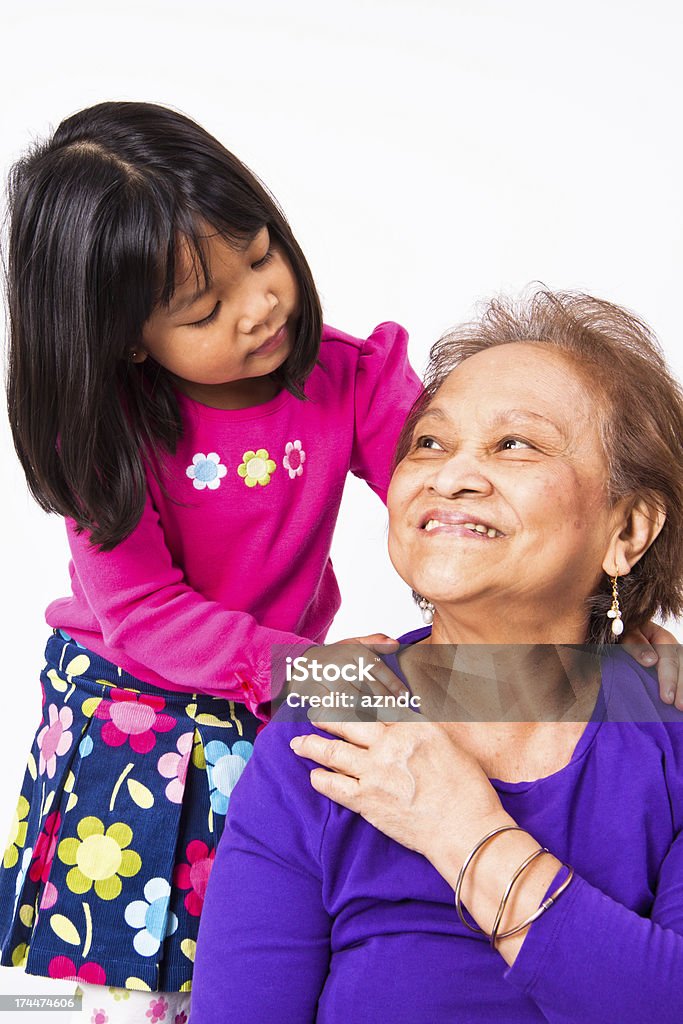 Милый Филиппинского Девушка с ее Grandma - Стоковые фото Бабушка роялти-фри